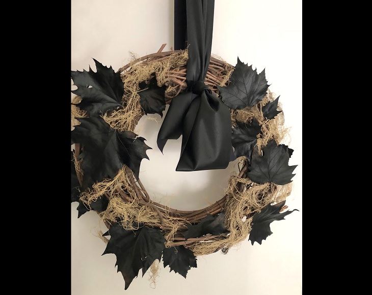 12 easy, fun and budget-friendly / cheap DIY Halloween decorations, halloween wreath covered in dark and black leaves