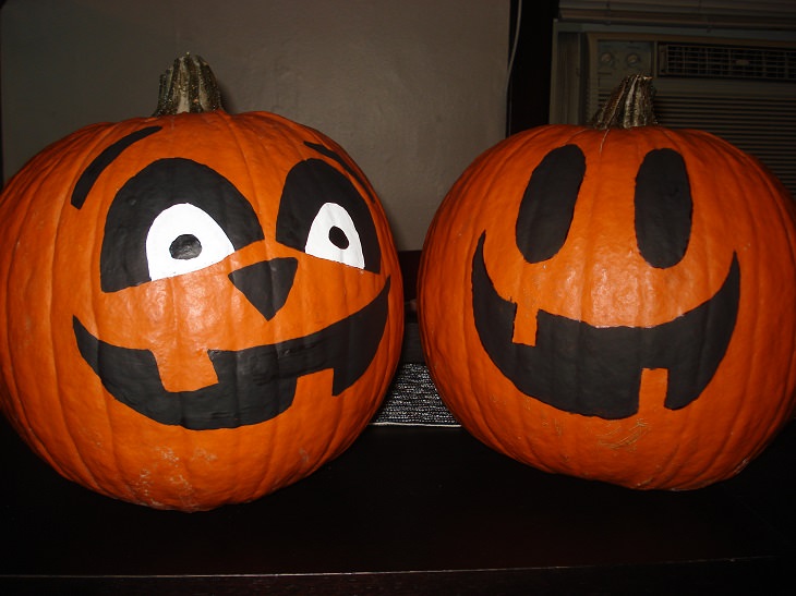 12 easy, fun and budget-friendly / cheap DIY and homemade Halloween decorations, painted pumpkins with faces
