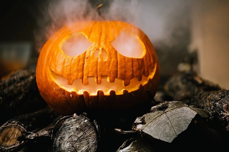 12 easy, fun and budget-friendly / cheap DIY and homemade Halloween decorations, jack-o-lantern with smoke coming out of it