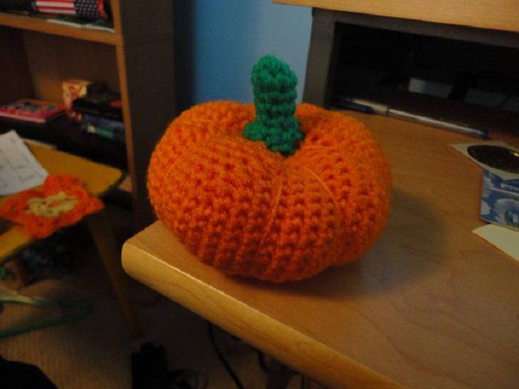 12 easy, fun and budget-friendly / cheap DIY and homemade Halloween decorations, Crocheted pumpkins made of yarn