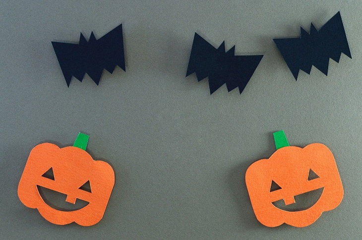 12 easy, fun and budget-friendly / cheap DIY and homemade Halloween decorations, halloween magnets