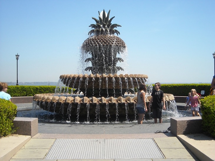 Beautiful and famous fountains found all around the world, The Pineapple Fountain, Charleston, South Carolina, USA