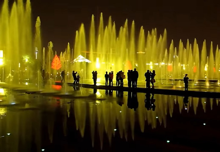 Beautiful and famous fountains found all around the world, Fountain Of Giant Wild Goose Pagoda, Xi’an, China