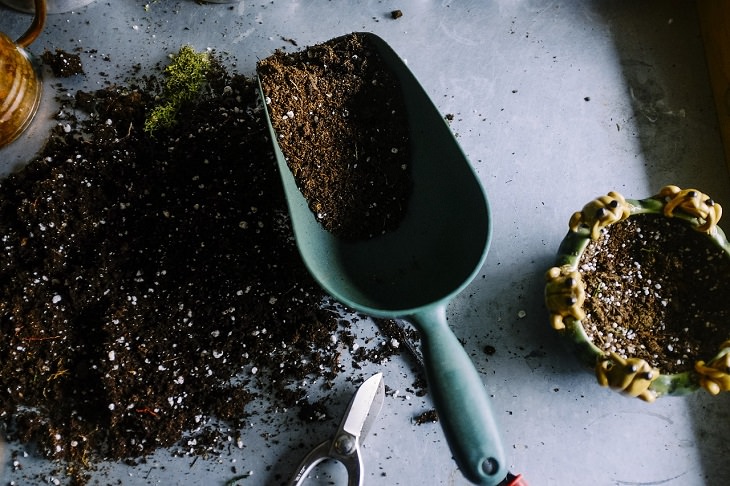 Household items that should not have the vacuum cleaner used on them, Soil spilled on a table