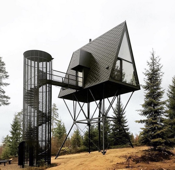 Weirdly designed and bizarre buildings from around the world, A black cabin overlooking the Norwegian landscape