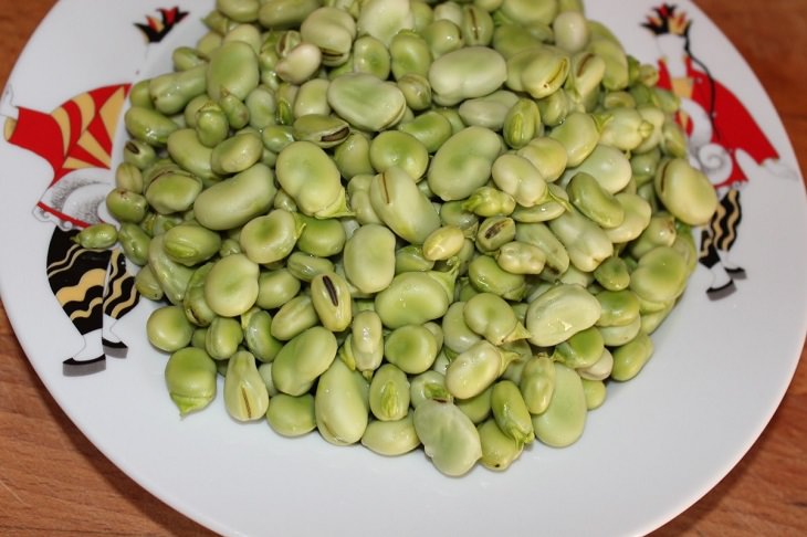Healthy foods you can enjoy as late-night snacks if you get midnight cravings, Plate of edamame beans