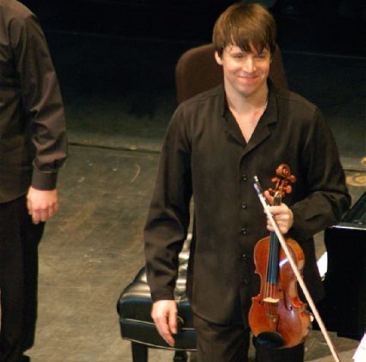 Amazing and insightful social experiments, Professional violinist Joshua Bell holding a violin