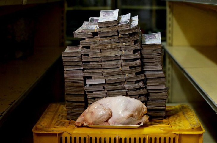 Amazing photographs of designs and manmade creations across the world, 14,600,000 bolivars and a raw chicken
