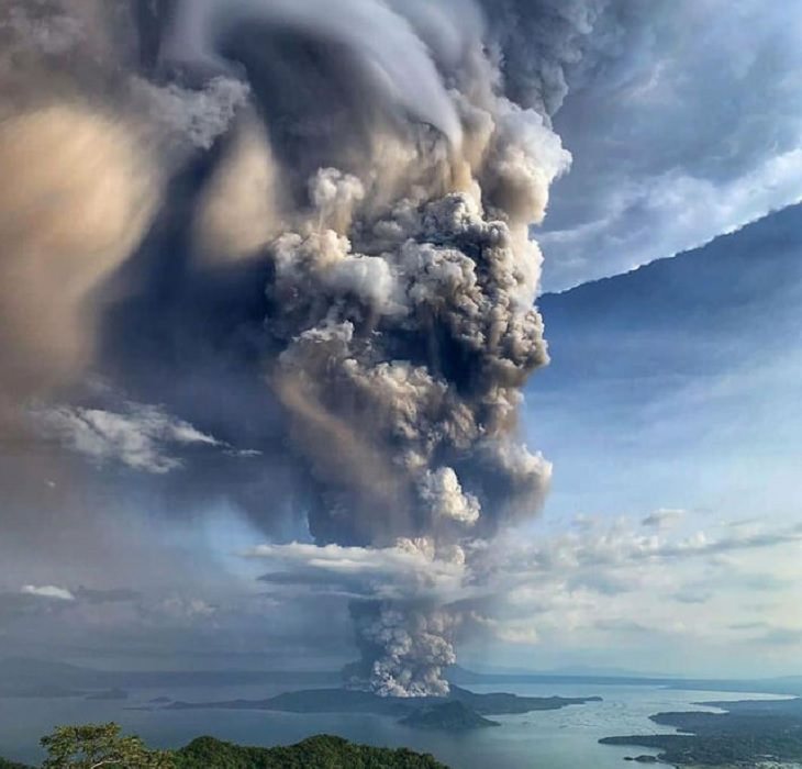 Incredible photographs of beautiful and rare animals and phenomena of nature, The smallest volcano in the world, located in the Philippines, erupting
