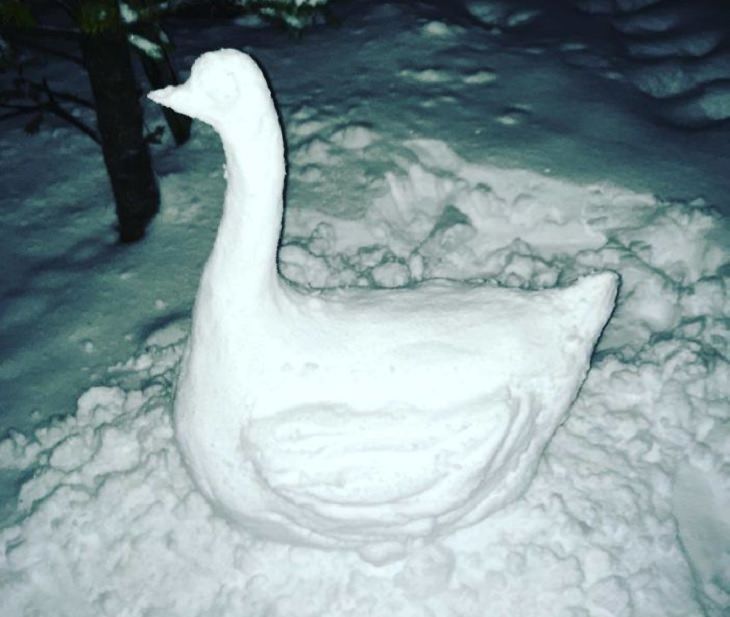 Residents of Tokyo create creative and unique snowmen and ice sculptures, Snow sculpture of a goose