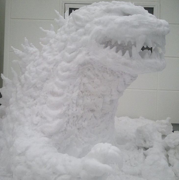 Residents of Tokyo create creative and unique snowmen and ice sculptures, Snow sculpture of Godzilla