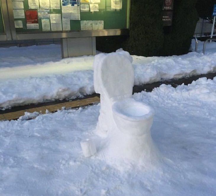 Residents of Tokyo create creative and unique snowmen and ice sculptures, Snow sculpture of a toilet