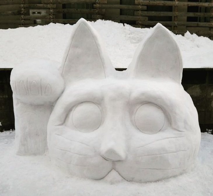 Residents of Tokyo create creative and unique snowmen and ice sculptures, Snow sculpture of cat’s head and paw