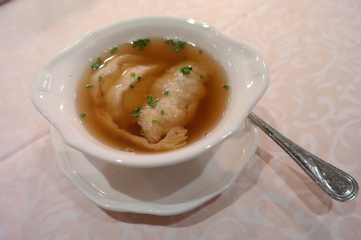 Drinks healthy to have while fasting, Bowl of broth with a spoon in it