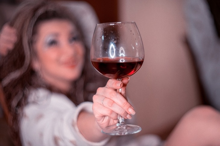 Drinks healthy to have while fasting, Woman holding a glass of wine