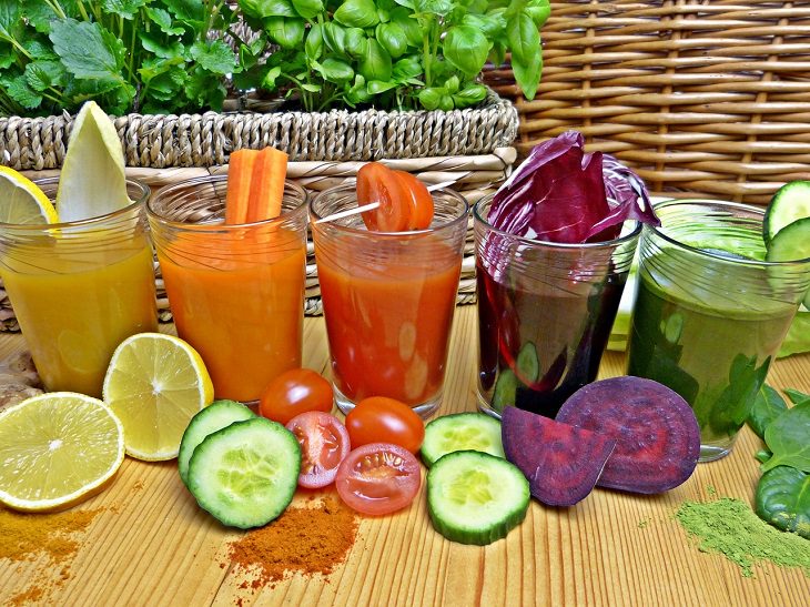 Drinks healthy to have while fasting, Glasses lined up with different juices and respective fruits and vegetables