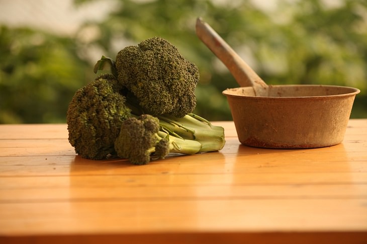 Helpful cooking, baking, and kitchen tips, Broccoli cut on table next to pan