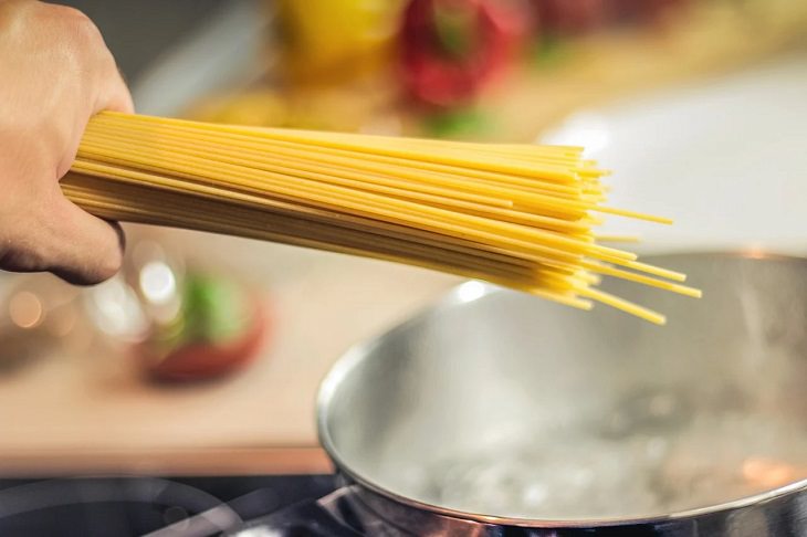 Helpful cooking, baking, and kitchen tips, Spaghetti noodles being put into boiling water