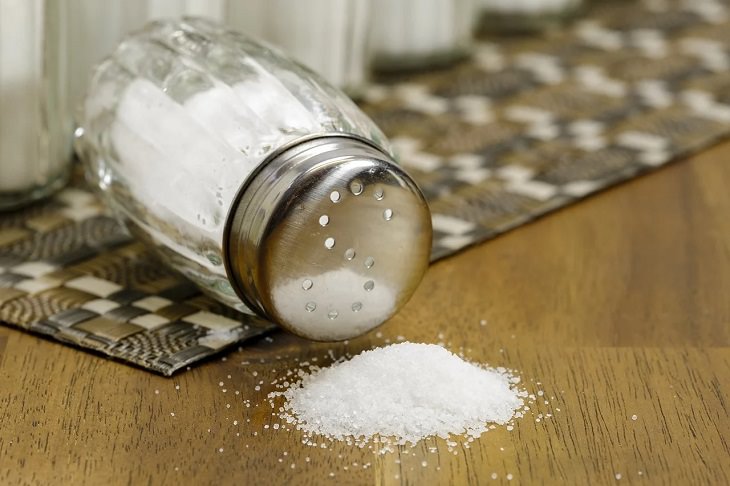 Helpful cooking, baking, and kitchen tips, Salt on the table next to a fallen salt shaker