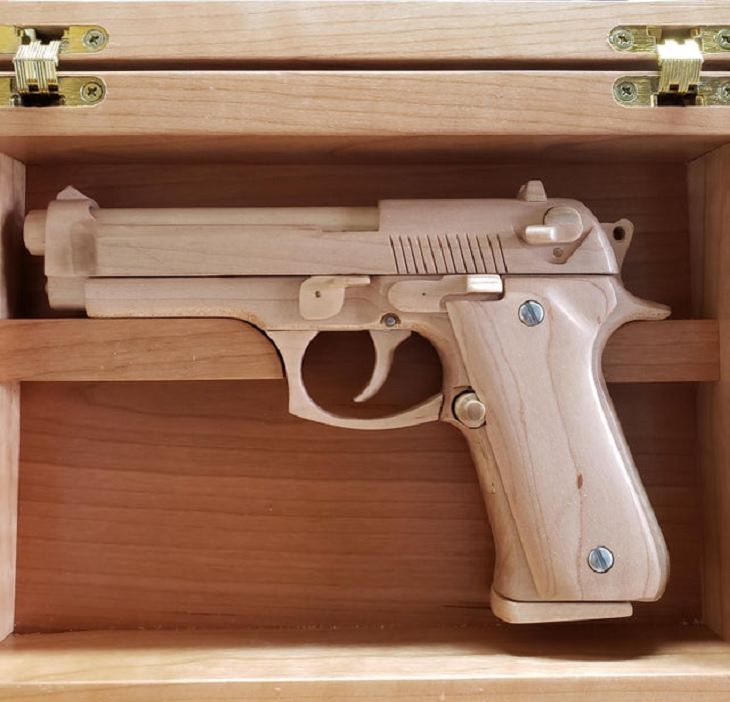 Wood masterpieces made by amateurs and experts, A Beretta M9 made entirely of maple wood