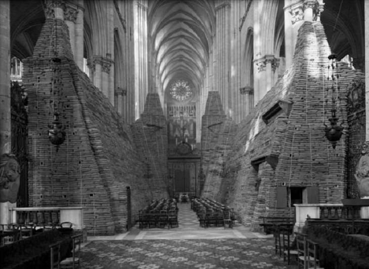 Historical photographs, The interiors of the Notre Dame boarded up during World War I, 1914 - 1916