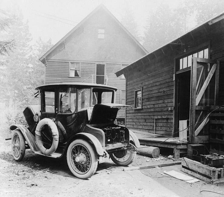 Historical photographs, Charging an electric car, 1905