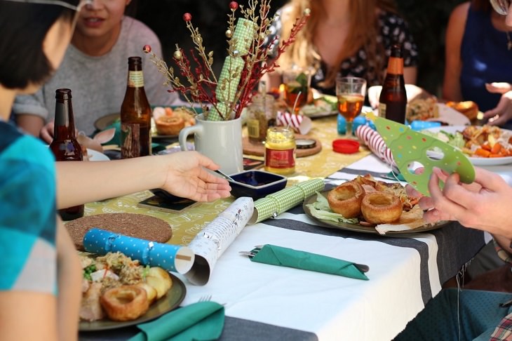 5 old rules of etiquette that we need to keep alive, Family eating at a dinner table