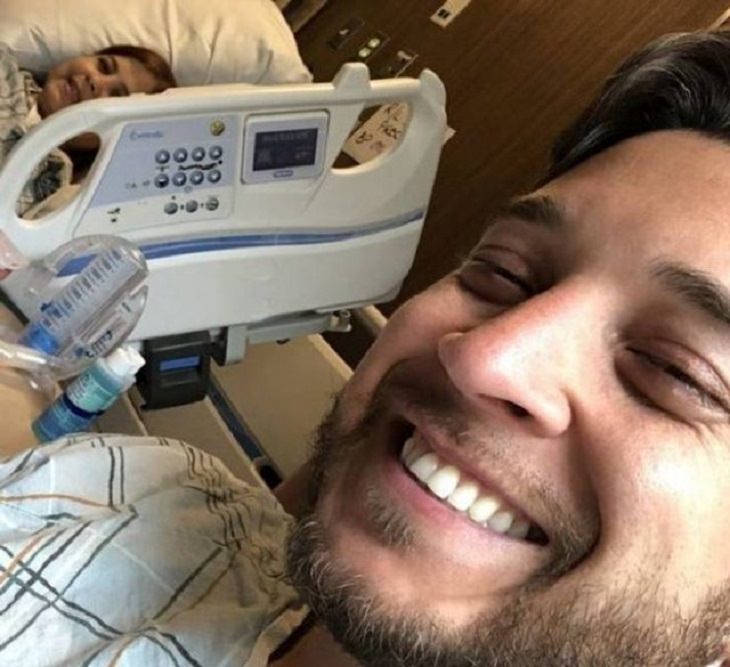 Feel Good Photographs that show sweet stories and acts of kindness, Man and woman smiling in side by side hospital beds