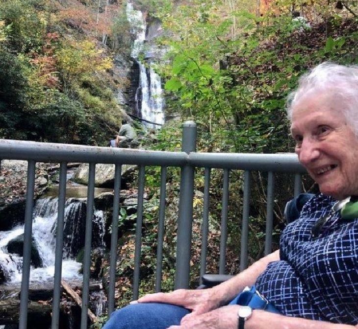 Feel Good Photographs that show sweet stories and acts of kindness, 93-year-old woman enjoying her first waterfall after a tough hike with her kids