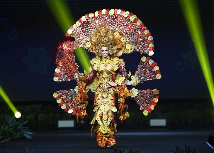 Magnificent, impressive and creative dresses and outs for the Miss Universe National Costume Show of 2017, 2018 and 2019, Marta Stepien, Miss Canada, 2018