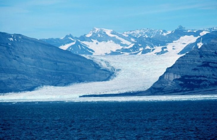 Different types of beautiful glaciers found all across Alaska, U.S.A, Yahtse Glacier, a glacier that runs northwest of the city of Yakutat, Alaska