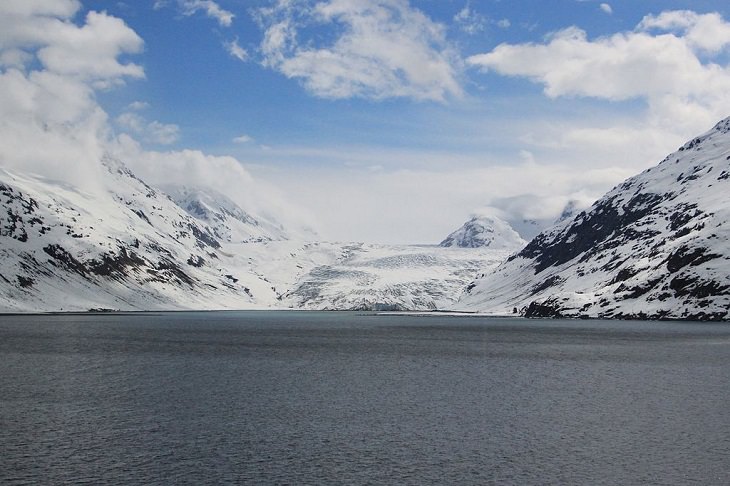 Different types of beautiful glaciers found all across Alaska, U.S.A, Reid Glacier, a glacier in Glacier Bay National Park and Preserve, Alaska