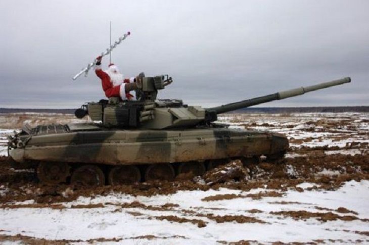 Strange, odd and weird things only found in Russia, Santa Claus riding a tank