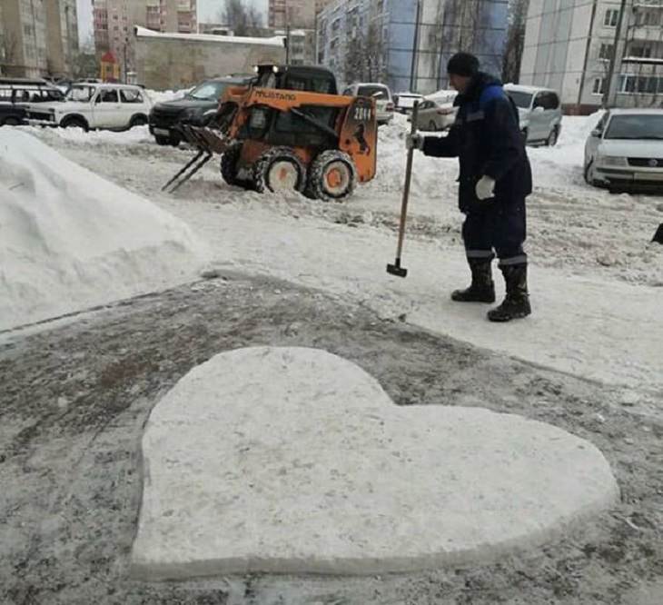 Strange, odd and weird things only found in Russia, heart made out of snow