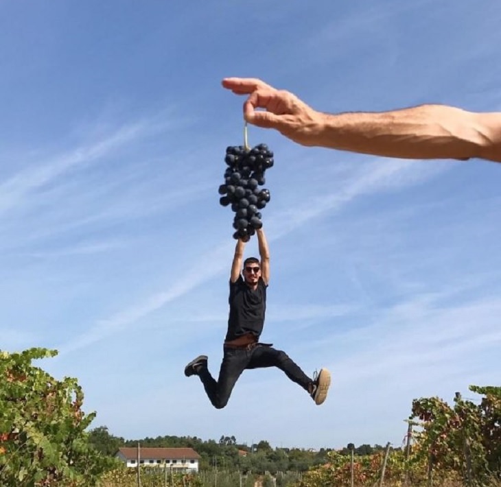 Incríveis ilusões de ótica criadas pelo artista e fotógrafo de Portugal Tiago Silva, o homem parece estar pendurado em uma videira de uvas