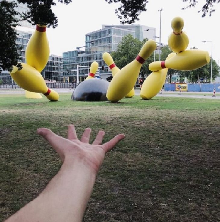 Ilusões ópticas incríveis criadas pelo artista e fotógrafo de Portugal Tiago Silva, bola de boliche gigante e pinos em um parque