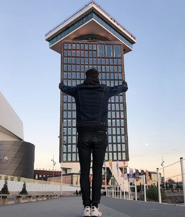 Incredible optical illusions created by Artist and photographer from Portugal Tiago Silva, man appears to be lifting a building