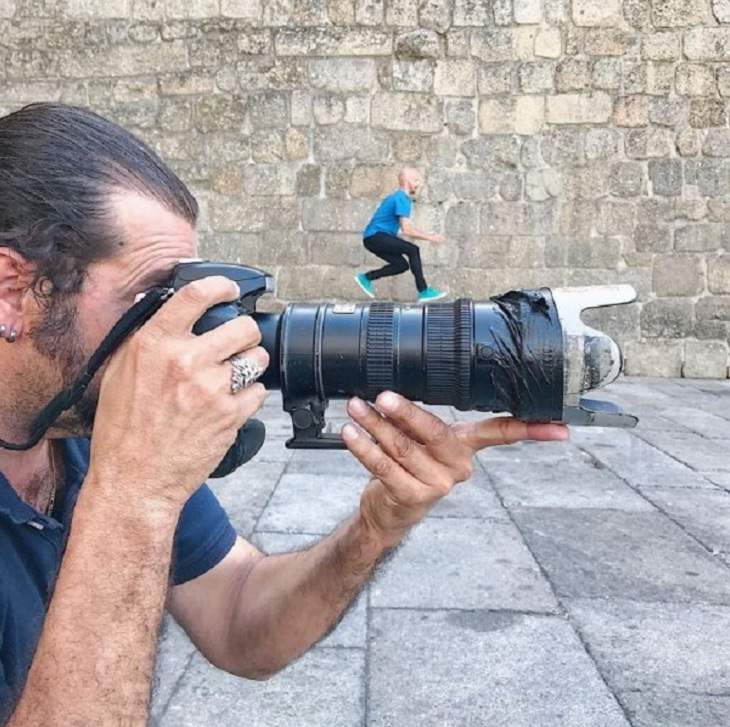 Ilusões ópticas incríveis criadas pelo artista e fotógrafo de Portugal Tiago Silva, Homem tira foto enquanto homem menor com câmera parece estar na primeira câmera