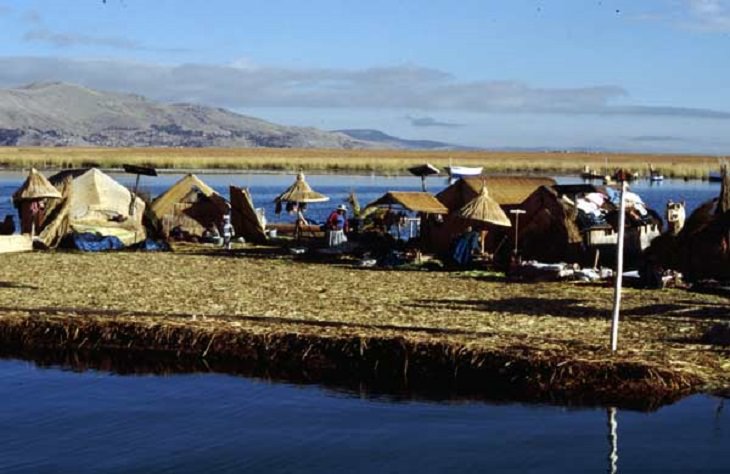 Sights, ruins, and things to see at Lake Titicaca on the Peru Bolivia border, Uros Floating Islands