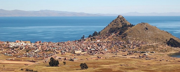 Sights, ruins, and things to see at Lake Titicaca on the Peru Bolivia border, the Cerro Calvario, a sacred mountain near Copacabana