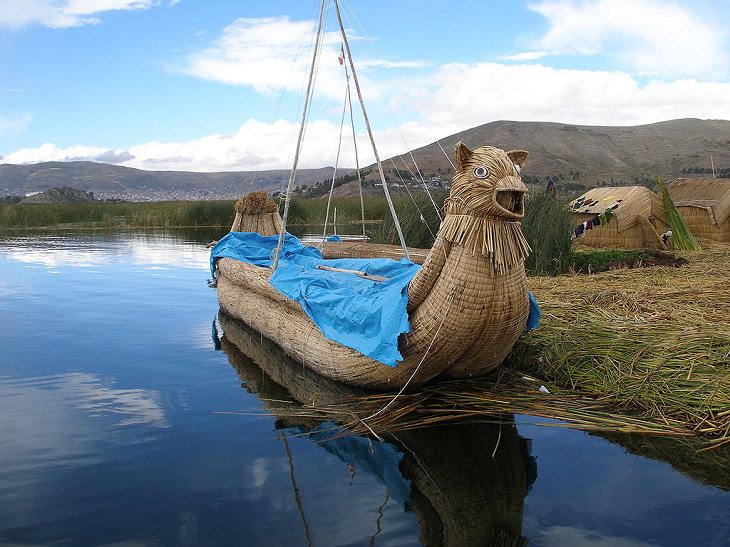 Sights, ruins, and things to see at Lake Titicaca on the Peru Bolivia border, The Reeds of Totora fashioned into a boat