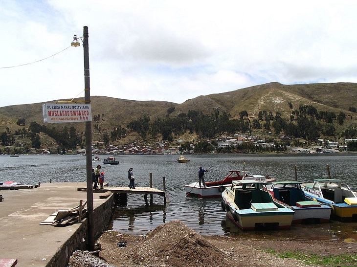 Sights, ruins, and things to see at Lake Titicaca on the Peru Bolivia border, the Strait of Tiquina