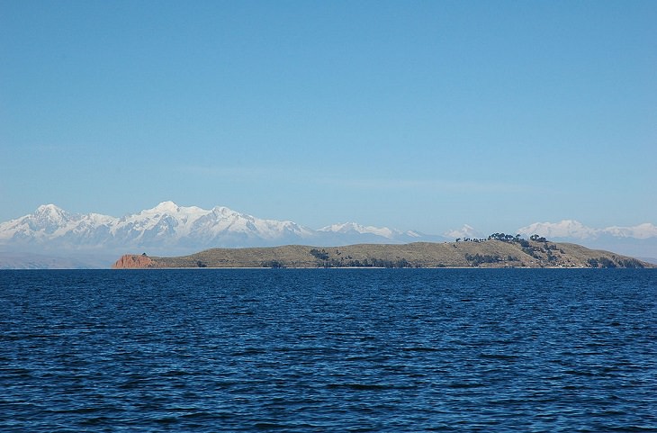 Sights, ruins, and things to see at Lake Titicaca on the Peru Bolivia border, Isla de la Luna, and the mountain system Cordillera Real