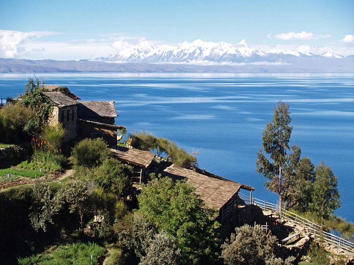 Sights, ruins, and things to see at Lake Titicaca on the Peru Bolivia border, view of lake titicaca