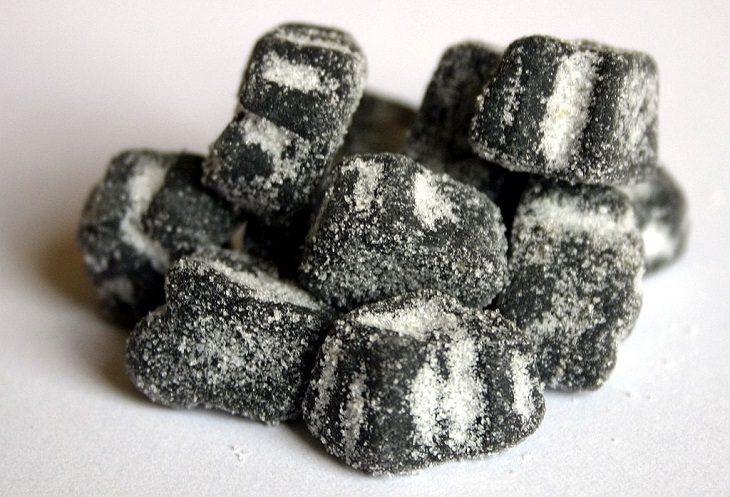 candies, sweets, chocolates and confectioneries from around the world with unique flavors and ingredients, Salmiakki, a salty liquorice from Finland flavoured with ammonium chloride