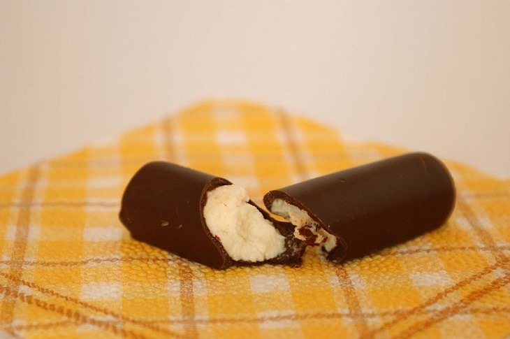 candies, sweets, chocolates and confectioneries from around the world with unique flavors and ingredients, Túró Rudi, a chocolate bar from Hungary with an inner filling of curd