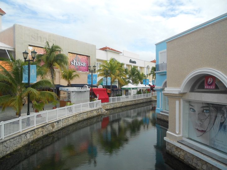 Photographs from Cancun, Mexico near the Caribbean Sea, filled with beaches and historic Mayan Civilization archaeological sites, The shopping complex in La Isla, Cancun, comes complete with an artificial water body through the village