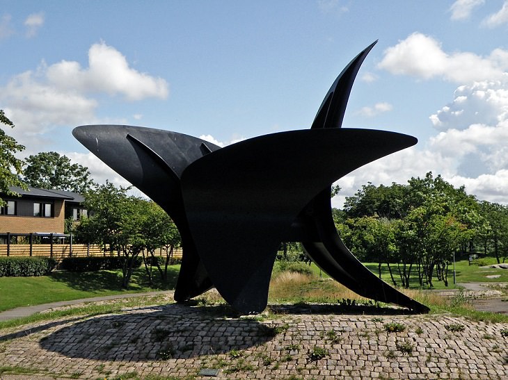 Famous sculptures and works of art from 20th Century American artist and sculptor, Alexander Calder, De tre vingarna (The Three Wings) (1967), Blå Stället, Angered, Gothenburg, Sweden