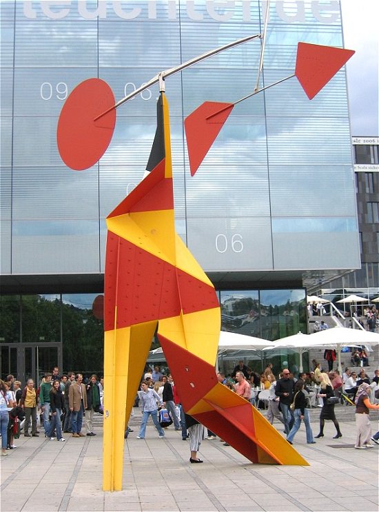 Famous sculptures and works of art from 20th Century American artist and sculptor, Alexander Calder, Crinkly avec disque rouge (Crinkly with Red Disk) (1973), Schlossplatz in Stuttgart, Germany