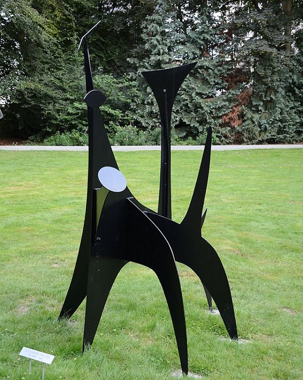 Famous sculptures and works of art from 20th Century American artist and sculptor, Alexander Calder, De Hond (1958)
